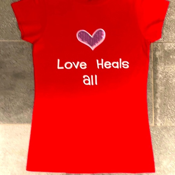 NWOT Fearless Spirit LOVE HEALS ALL T~SHIRT Sz M - Picture 2 of 4